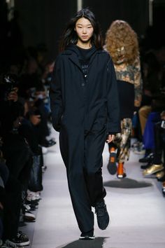 Y-3 Fall 2018 Menswear Collection | Vogue Trendy Dress Styles, Urban Cowboy, Minimalist Dresses, Menswear Fashion Show, Fashion Runway, Vogue Russia, Menswear Fashion, Menswear Collection, Vogue Runway