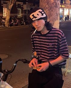 Grunge Boy Outfits, 90s Asian Fashion, 90s Skater Fashion, Y2k Asian, Boys Aesthetic Outfits, Skater Fits, Couple Fits, Street Fashion Men Streetwear