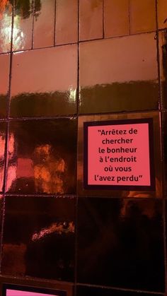 a sign on the side of a building that says arretes de chercher le bonneur