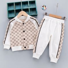 Luxury Baby Fashion, Baby Bus, Kids Tracksuits, Brand Outfits, Girls Sports Clothes, Gucci Clothes, Kids Shirts Design, Spring Toddler, Baby Boy Outfits Swag