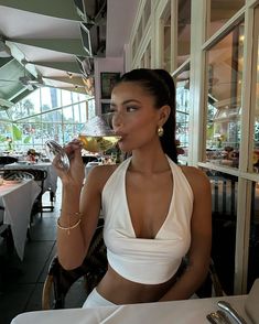 Wine Pics Instagram, Dinner Instagram Pictures, Ideas For Instagram, Date Makeup, Pic Pose, Best Photo Poses, Sleek Hairstyles, Foto Ideas Instagram