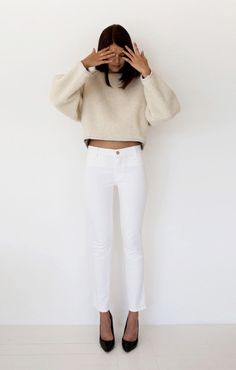 box crop top neutrals white Jean Street Style, Gala Gonzalez, Casual Ootd, Cream Colour, Mode Casual, Looks Chic, Looks Style, White Pants, Mode Inspiration