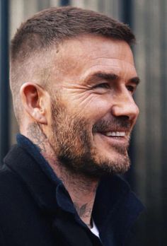 Corte De Cabelo Masculino Com Fade e Degradê: Tudo Sobre e Inspirações Shaved Head Fade Haircut Men, Short Haircut Men With Beard, Short Blonde Haircuts Men, Short Haircut Guys, Guy Short Haircut, High Fade Short Hair, Guys Short Haircut, Short Haircut Ideas For Men, Short Hair For Guys