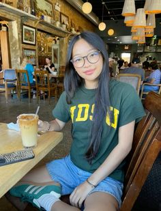 Chicago Outfit Summer, Cafe Outfit Ideas, Chicago Aesthetic Outfits, Fit Check Poses, Cafe Outfit, Chicago Outfit, Street Style Outfits Casual, Quoi Porter, Fits Aesthetic