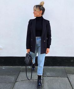 Cute Casual All Black Outfit, Freya Killin, Combat Boot Outfit, Dog Drawings, Doc Martens Outfit, Blazer Zara, Zara Boots, Clipuri Video, Outfit Trends