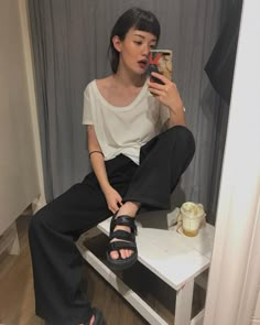 Gặp Meii, hot girl mái ngố xứ Chùa Vàng với street style hè xinh xắn mát rượi nhìn là muốn bắt chước ngay Jeans Outfit For Work, Street Style Aesthetic, Tennis Fashion, Stylish Work Outfits, Summer Chic, Vintage Girls