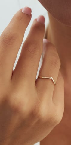 Minimal Rings Minimalist Jewelry, Womens Rings Simple, Simple Ring Design, Modern Gold Ring, Simplistic Jewelry, Hand Modeling, Hammered Gold Ring, Index Finger Ring, Gold Minimalist Jewelry