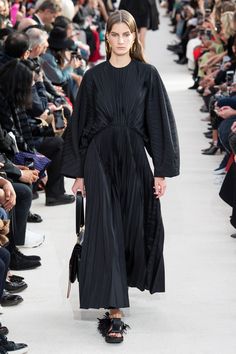 Valentino Spring 2019 Ready-to-Wear Collection - Vogue Valentino 2017, Pleated Dress Long, 2019 Ready To Wear, Toni Stark, Catwalk Models, Black Pleated Dress, Black Women Fashion, Dress Long Sleeve