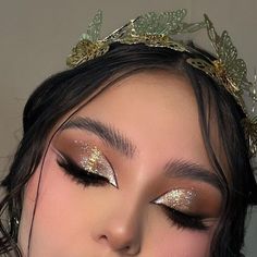 Cute And Simple Halloween Makeup, Sparkly Glam Makeup, Creative Makeup Looks Inspiration, Glitter Makeup Ideas, Makeup Glitter Eyeshadow, Glitter Cut Crease Makeup, Cold Makeup, Hair And Makeup Ideas