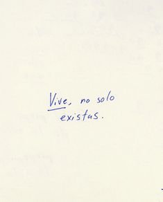 a handwritten note with the words vie, no solo existes