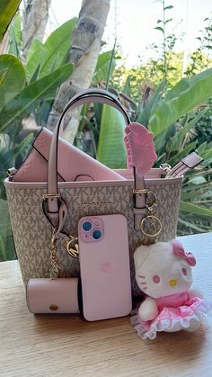 Sanrio Flowers, Dove Lotion, Outfits Hawaii, Sanrio Keychain, Glossier Bag, Everyday Bag Essentials, Pretty Tote Bags, Hello Kitty Keychain, My Style Bags