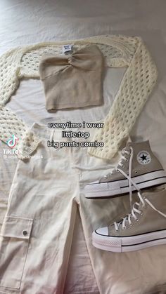 Outfit Ideas Y2k Summer, Y2k Outfit Inspo For School, Cute Beige Outfits, Half Sweater Outfits, Beige Top Outfit, Outfit Ideas Layout, Little Top Big Pants, Tops Stylish, Mode Zara