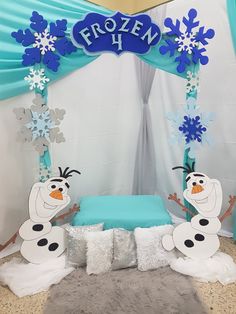 a frozen princess themed bed with snowmen on it