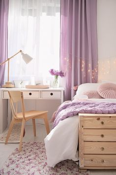 girly PURPLE dorm room! Sheer purple curtains, fairy lights, purple flowers on a white dorm desk and cozy white bedding with a purple throw blanket. White And Lavender Bedroom Aesthetic, Purple Room Curtain Ideas, Dorm Room Purple Aesthetic, Purple And White Dorm Room Ideas, Purple Dorm Decor, Light Purple Dorm Room, Girls Room Ideas Purple, Purple And White Room Ideas, Simple Room Decor Ideas Bedrooms