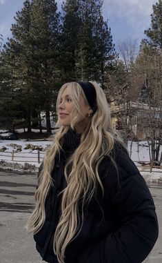 Winter Hairstyles For Blondes, Snowy Aesthetic Outfit, Classy Casual Outfits For Women Winter, Classy Rainy Day Outfit Winter, Winter Outfit Poses, Cute Winter Outfits With Beanies, Snowday Outfit Winter, Cold Outfits Comfy, Poses For Pictures Winter