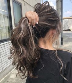 Korean Hair Color, Hair Color Underneath, Brown Hair Inspo, Hair Color Streaks, Brunette Hair With Highlights, Hair Streaks, Brown Hair Balayage, Hair Dye Colors, Hair Inspiration Color