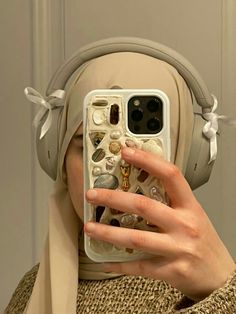 Hijab Style With Headphones, Hijabi Headphones Aesthetic, Hijab With Headphone, Hijabi Headphones, Hijabi Accessories, Sony Headphones Aesthetic, Headphone Outfit, Aesthetic Hijabi, Hijab Accessories