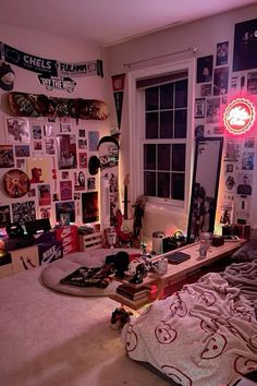 Cozy Artistic Bedroom, Music Set Up Bedroom, Rooms With Mattress On Floor, Vintage Room Aesthetic Grunge, Teenage Grunge Bedroom, Small Indie Room Ideas, Big Grunge Bedroom, Men’s Bedroom Posters, Grungette Room