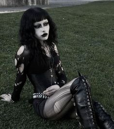 Hood Goth Aesthetic, All Black Emo Outfit, Trad Goth Photoshoot, Goth Mini Skirt Outfit, Goth Bimbocore Outfits, Goth Poses, Trad Goth Outfits, Goth Outfit Inspo