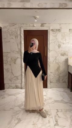 Hijabi Skirt Outfits Casual, Hijabi Skirt Fits, Hijabi Maxi Skirt Outfit, Black Skirt Hijab Outfit, Hijabi Dress Outfits, Modest Outfits Muslim Casual, Modest Hijabi Fashion, Muslim Modest Outfits, Modest Outfits Hijab