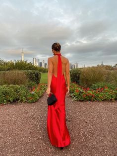 vestido de convidada de casamento Classy Backless Dress, Afternoon Wedding Outfit Guest, Backless Wedding Guest Dress, Outfit Gala, Satin Ball Gown, Backless Prom Dresses, Ball Gowns Evening, Glam Dresses, Red Prom Dress