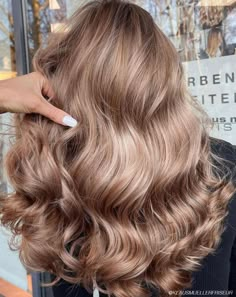 Irish Blonde Hair, Cream Beige Hair Color, Irish Cream Hair Color, Medium Champagne Hair Color, Level 7 Hair Color, Champagne Hair Color, Blond Beige, Champagne Hair, T Zone