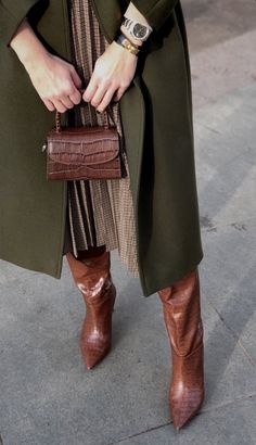 Olive Skirt Outfit, Preppy Chic Outfits, Olive Skirt, Tan Leather Boots, Barcelona Fashion, Loungewear Outfits, Winter Fashion Boots, Dark Autumn, Brown Outfit