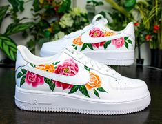 Custom flower air force one sneaker nike sneakers personalized by hand. - Shoes are included in the displayed price - New, authentic Nike Airforce 1 sneakers sent in their original box - 100% handmade work - Quality paint, resistant customs, waterproof and washable for everyday wear - Shipments as quickly as possible - A modification? Note it when validating your order. For more information, questions, requests; Do not hesitate to contact me. Email: customlyon@gmail.com Instagram: @customlyon Mo Custom Flowers, Painted Nikes, Sneaker Nike, Painted Sneakers, Nike Airforce 1, Baskets Nike, Air Force One, Force One, Custom Nikes