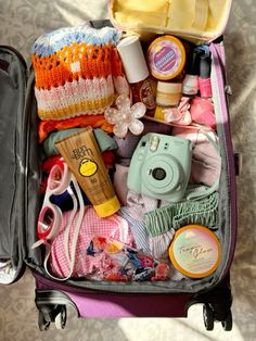 Summer Suitcase Packing, Summer Packing Aesthetic, Summer Bag Aesthetic, Aesthetic Suitcase, Suitcase Aesthetic, Beach Trip Packing List, Travel Core, Summer Bag Essentials, Vacation Suitcase