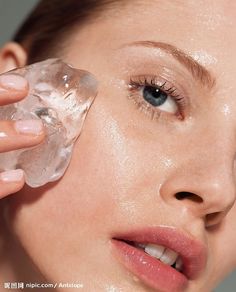 Face Icing, Clear Skin Overnight, Frozen Face, Face Tools, Natural Laundry, Beauty Remedies, Puffy Eyes, Skin Tips, Ice Cubes