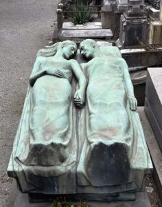 there are two statues that look like they are sleeping