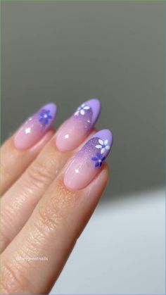 Metallic nails have become a popular trend in the world of beauty, adding a quick and easy touch of glamour to any look. Nail Parlour, Pink White Nails, Pastel Nail Art, Pink Nail Art Designs, Almond Nail Art, Simple Spring Nails, Yellow Nails Design, Thanksgiving Nail Designs, Thanksgiving Nail