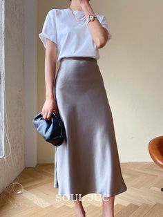 best outfit ideas for midi satin skirt spring summer 2023 long trends skirts 5 way to wear to style Silk Skirt Outfit, Elegant Skirts, Satin Skirts, Satin Skirt Outfit, Pink Midi Skirt, Skirts Summer, Satin Maxi Skirt, Elegant Skirt, Next Clothes