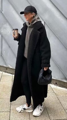 Black Coat Outfit, Mode Mantel, Look Boho Chic, Woman In Black, Coat Outfits