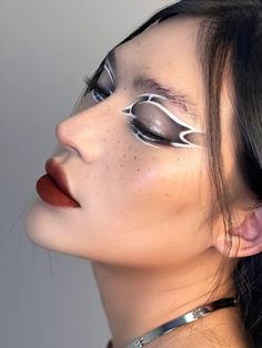 Futuristic Makeup, Bold Eyeshadow, Mekap Mata, 20 Makeup, Prom Look, Peach Makeup, Punk Makeup, Makeup Books, Retro Makeup