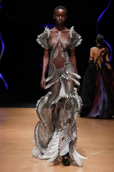 Iris Van Herpen Couture, Haute Couture Style, Iris Van Herpen, 3d Fashion, Couture Mode, Futuristic Fashion, Herve Leger, Live Fashion, John Varvatos