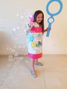 Bubble Costume Diy, Bubbles Halloween Costume, Bubbles Costume, Creative Kids Halloween Costume, Kids Halloween Costume Ideas, Bottle Costume, Bubble Costume, Halloween Crafts For Kids To Make