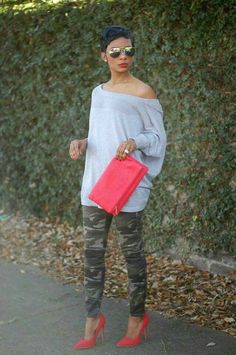 How To Wear Camo Pants, Camo Pants Outfit, Camouflage Fashion, Camouflage Outfits, Camo Outfits, Yoga Iyengar, Camo Fashion, Gold Pumps, Camo Leggings