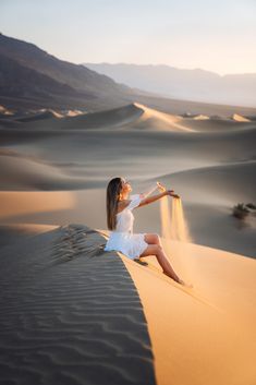 Woman in a white dress on the sand in Mesquite Flat Sand Dunes in Death Valley National Park. Linked to a travel guide to Death Valley National Park. Desert Photoshoot Ideas, Sand Dunes Photoshoot, Dubai Photoshoot, Desert Photoshoot, Dubai Vacation, Desert Photography, Desert Travel, National Park Photos, Dreamy Photography