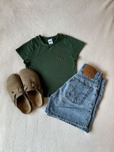 Aritzia Top, Jeans Crop Top, Gold Hoops Earrings, Clogs Outfit, Outfit Inspo Casual, Fits Clothes, Hoops Earrings, Simple Trendy Outfits, Cute Everyday Outfits