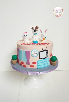 there is a cake that has dogs on it