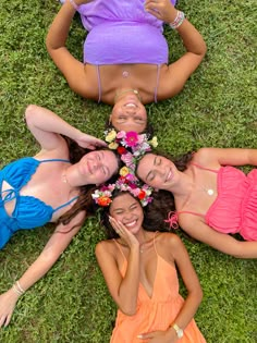 Bestie Pose Ideas, Crown Pics, Craft Party Ideas, Flower Crown Party, Girl Best Friends, Picnic Vibes, Crown Pictures, Hoco Pics, Spring Birthday Party