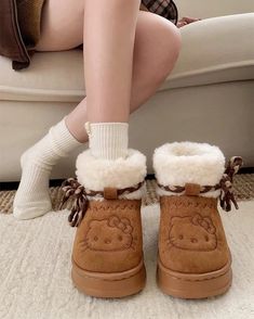 ❄️ Hello Kitty Winter Snow Fluffy Boots ❄️ LlNK lN BlO #hellokitty #hellokittyaddict #hellokittycore #sanrio #sanriocore #sanrioaesthetic #shoes #aesthetic #snowboots #boots Sanrio Shoes, Hello Kitty Boots, Hello Kitty Winter, Fluffy Boots, Trendy Shoes Sneakers, Shoes Aesthetic, Half Sleeve Tops, City Aesthetic, Trendy Shoes