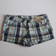 Casual Lightweight Low-Rise Strech Plaid Shorts. Condition: New With Tag Size: 9 Juniors Zip / Button Closure Belt Loops 4 Pockets 98% Cotton 2% Spandex Smoke/Pet Free Home. Thanks For Stopping By! Fun Shorts, High Rise Blue Jeans, Easy Diy Clothes, Shorts Y2k, Thrift Haul, Fun Clothes, Denim Cutoff Shorts, Denim Cutoffs, Cut Off Jeans