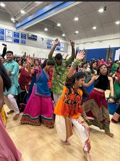 garba, aesthetic garba photos, dandiya, navratri, gujju girl, garba outfit ideas Garba Outfit Ideas, Garba Asethic, Garba Night Aesthetic, Garba Photo, Garba Night Asthetics, Navratri Aesthetic, Garba Night Picture, Garba With Best Friend