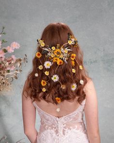 Romantic wedding hair arrangement/vine with veil. Yellow meadow design with sunflowers and daisy flowers...  It's bendable/shapeable to perfectly fit your hairstyle! :) You can buy separately or with flower veil - set of 5 flower clips.  The product is made of artificial flowers and preserved materials, wire, and other trinkets used for arranging :) When stored in dry and dark place, our products last 10-15 years. We can also make you other matching accessories. Please message me for more inform Wildflower Hair Comb, Flowers In Hair Wedding, Curly Wedding Hairstyles, Yellow Meadow, Sunflower Hair, Bridal Sunflowers, Yellow Wedding Flowers, Flower Veil, Romantic Wedding Hair