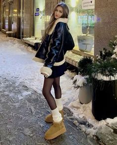 It Girl Winter Aesthetic, Black Jacket With White Fur, Winter Aesthetic Outfit Snow, Brunette Fall Outfits, Nyc Outfits October, Uggs Boots Outfit Winter, Neve Outfit, Express Fashion Outfits, Winter Ugg Outfits