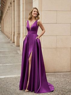 Maid Of Honor Gown Elegant, Silk Floor Length Dress, Vestidos Color Pastel, Slip Dress Long, Purple Floor, Dress Red Carpet, Maid Of Honor Dress, Lace Wedding Guest Dress, Red Carpet Dress