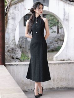 Black Elegant Sleeveless Long Cheongsam Effortlessly elegant, this black sleeveless long cheongsam combines traditional Chinese design with modern style. With its sleek silhouette and sophisticated detailing, this dress is perfect for any formal occasion. The sleeveless design and long length provide a comfortable and flattering fit for any body type. Stand out from the crowd in this timeless piece. Size Chart (cm) Bust Waist Hip Shoulder Width Dress Length S 82 66 86 35 120 M 86 70 90 35 120 L Chinese Design, Platform Mary Janes, Black Sleeveless, Cheongsam, Long Length, Formal Occasion, Style Moderne, Timeless Pieces, Set Dress