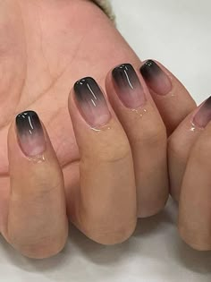 fall Korean black nails: ombre effect Ombré On Short Nails, Natural To Black Ombre Nails, Black Gradient Nails Short, Black Ombre French Nails, Short Nails Ombre Ideas, Black Jelly Nails Short, Ombre Black Nails Short, Gradient Black Nails, Korean Jelly Nails Black